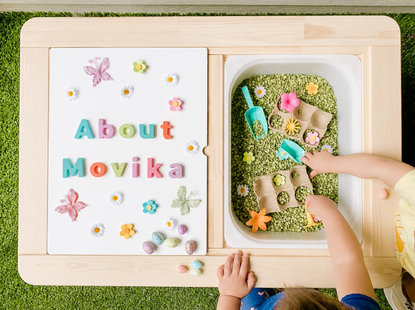 Bàn sensory MOVIKA nhìn từ trên cao với dòng chữ About Movika
