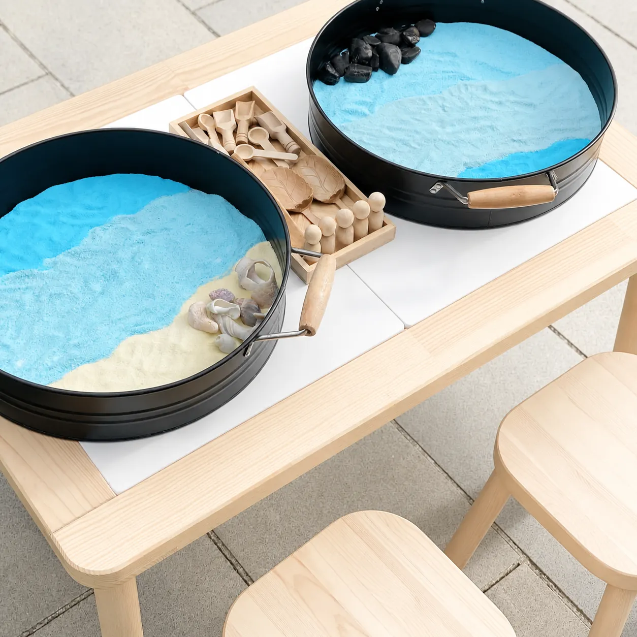 Bàn MOVIKA với hai khay sensory, cát màu và dụng cụ gỗ