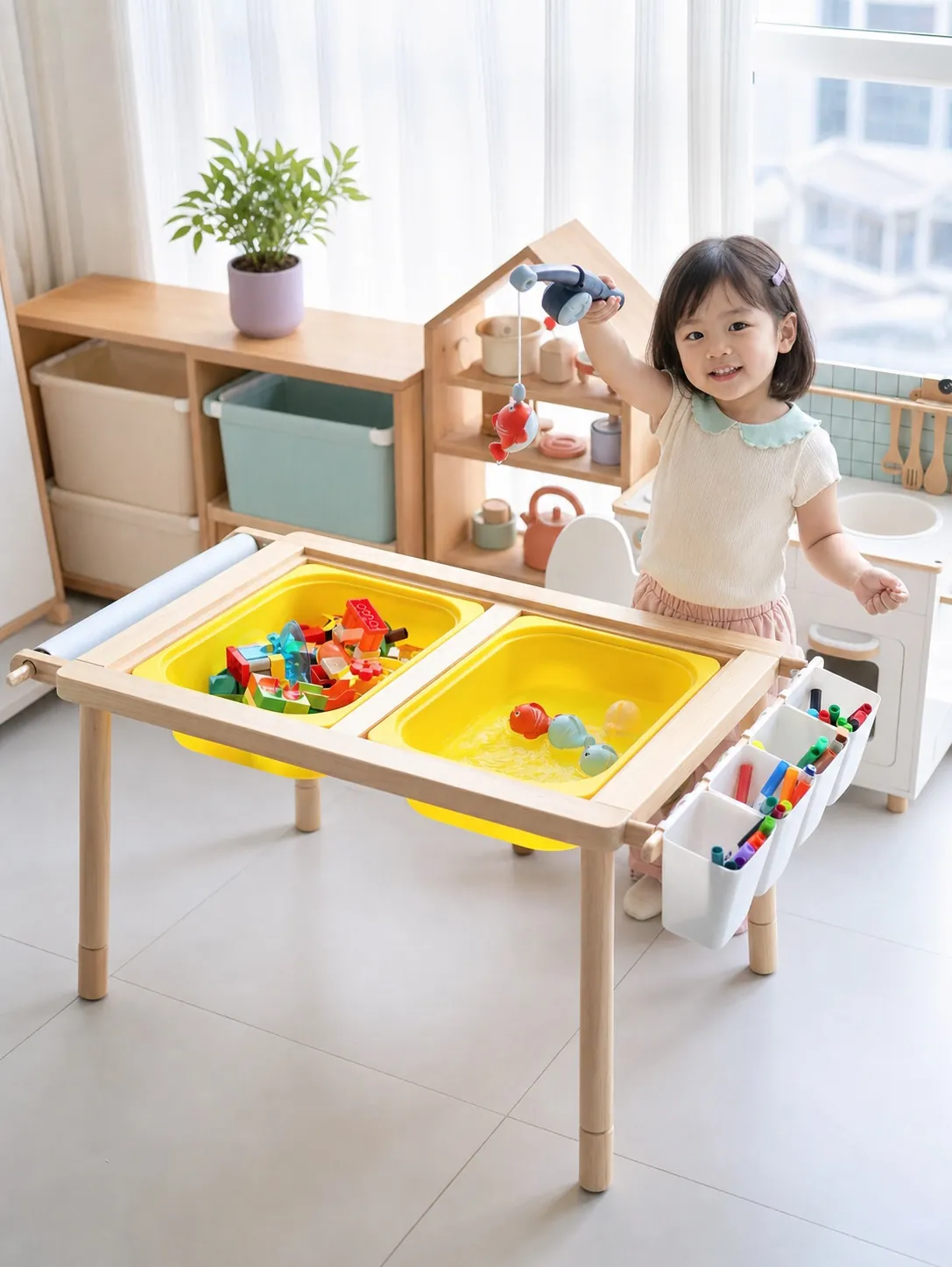 Bé gái chơi câu cá với hai khay hoạt động trên bàn MOVIKA