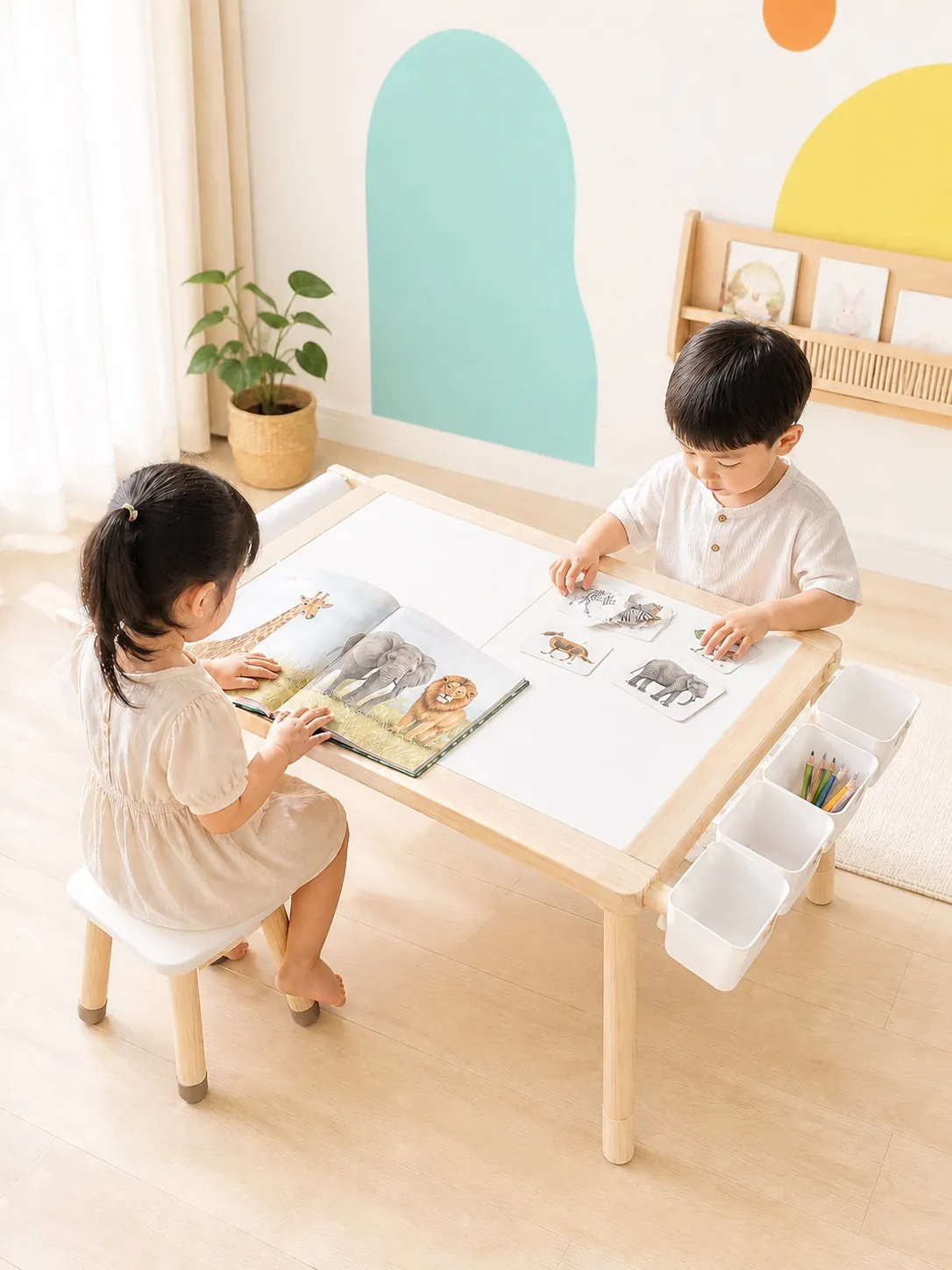 Hai bé đọc sách tranh động vật và chơi flashcard trên bàn MOVIKA